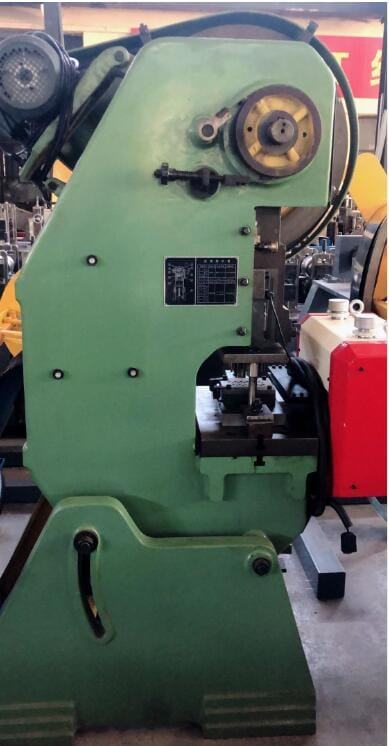 High speed wall angel roll forming machine with punching system. 3 1601083829381694 1784182632 UFG4