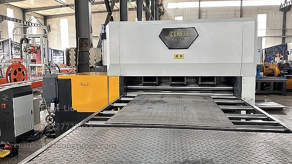 The Sheet Metal Embossing Machine is in operation. The Sheet Metal Embossing Machine is in operation.